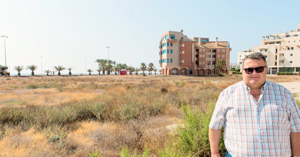 El portavoz del PSOE en el Ayuntamiento de Roquetas de Mar, Manolo García en uno de los solares que podrían ser destinados como aparcamientos provisionales