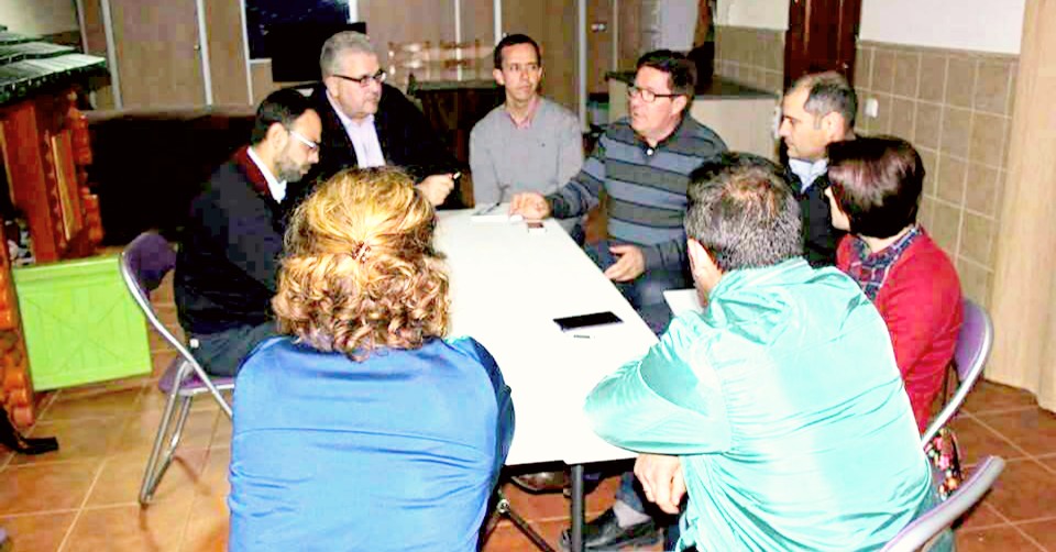 El coordinador del Grupo de Asesoramiento, Francisco Utrera junto con los parlamentarios Jose María Martín y Rodrigo Sánchez durante una reunión con una familia de afectados