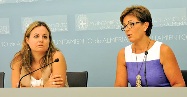 La viceportavoz del PSOE en el Ayuntamiento de Almería, Carmen Núñez, y la concejala Adriana Valverde