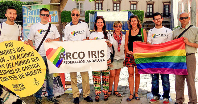 Concentración celebrada por el colectivo "Arco Iris" en la que los concejales del PSOE Inés Plaza y Manuel Vallejo han anunciado la presentación de una moción reclamando al Ayuntamiento un papel más activo contra la homofobia y la transfobia