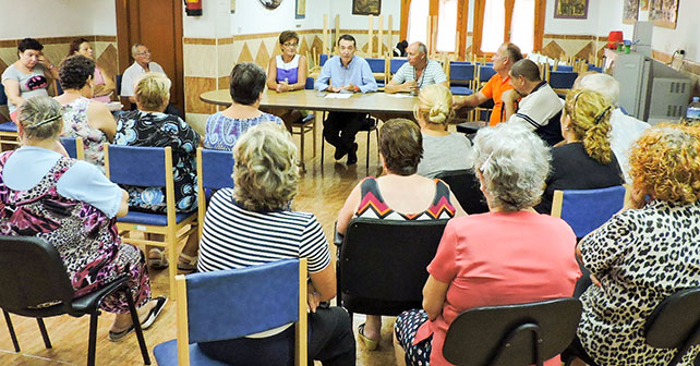 Reunión celebrada por parte del Grupo Socialista en el Ayuntamiento de Almería con los vecinos de Pescadería con motivo de la Casa del Mar