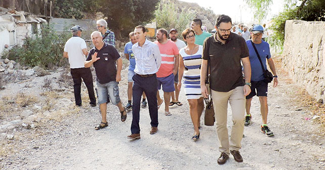 ALMERÍA. El PSOE reclama al PP que lleve agua, alcantarillado y alumbrado a las 50 familias que viven en Barranco Caballar