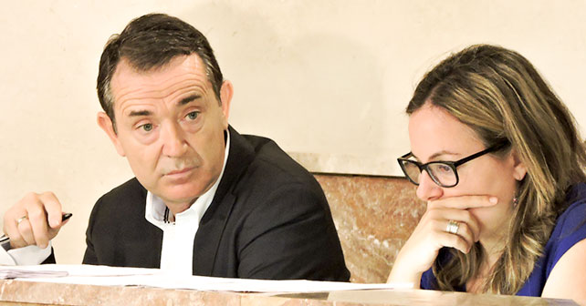 El portavoz del PSOE en el Ayuntamiento de Almería, Juan Carlos Pérez Navas, junto a Carmen Núñez, viceportavoz del Grupo Municipal Socialista