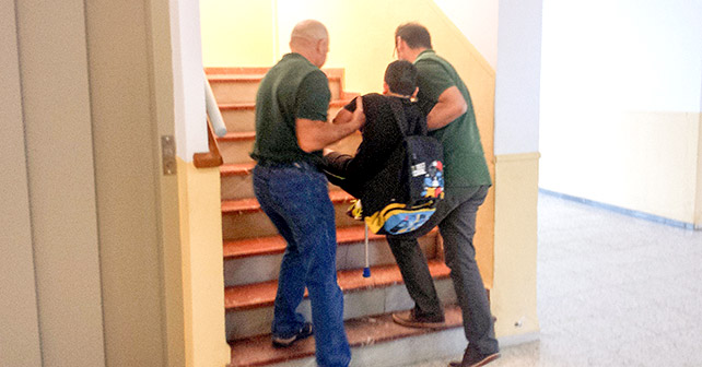Niño subido a peso en el CEIP de La Cañada (Almería) ya que el ascensor no puede usarse por falta de un contrato de mantenimiento del mismo del Ayuntamiento de Almería