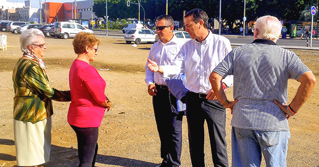 Visita del portavoz del Grupo Municipal Socialista en el Ayuntamiento de Almería, Juan Carlos Pérez Navas, a Las 500 Viviendas