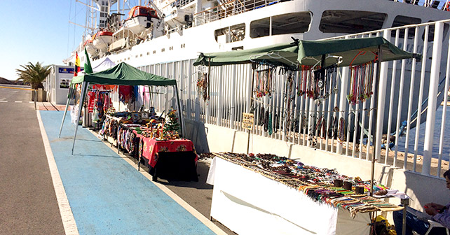 Puestos instalados durante la visita del último crucero al puerto de Almería