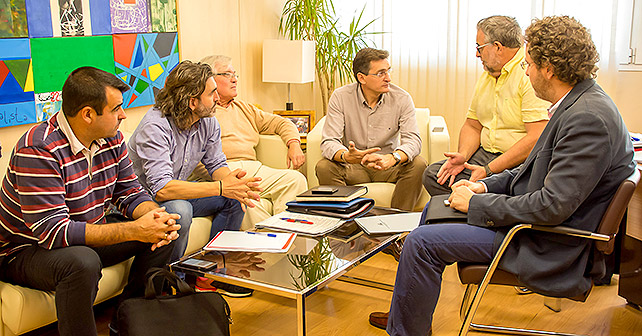 Reunión que ha mantenido el secretario general del PSOE de Almería, José Luis Sánchez Teruel, con la Mesa del Ferrocarril
