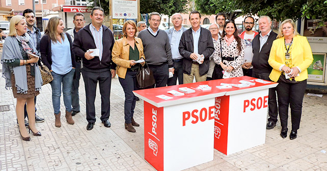 Presencia de los candidatos del PSOE de Almería a las Cortes Generales en el barrio capitalino de El Zapillo, donde han informado a los vecinos de las propuestas socialistas en materia de educación, sanidad y dependencia