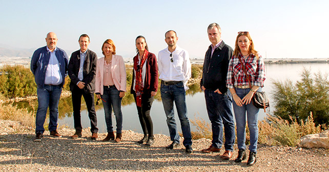 Los candidatos socialistas almerienses junto a miembros del PSOE de El Ejido en la Balsa del Sapo