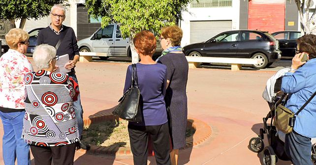 El concejal socialista en el Ayuntamiento de Almería, Manuel Vallejo con algunos de los vecinos de la plaza Nueva Andalucía