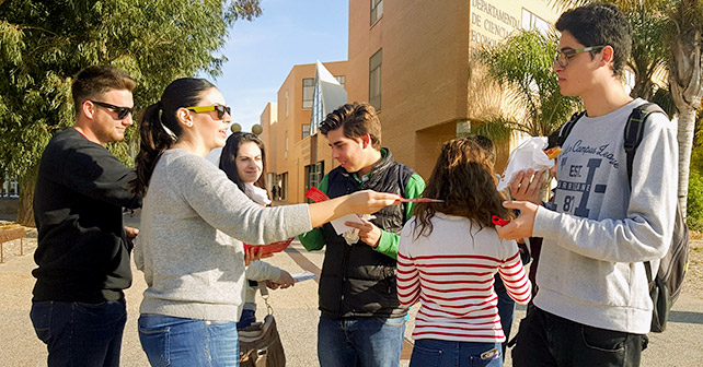 Reparto de material informativo para la prevención del SIDA que ha realizado Juventudes Socialistas de Almería en el campus de la UAL