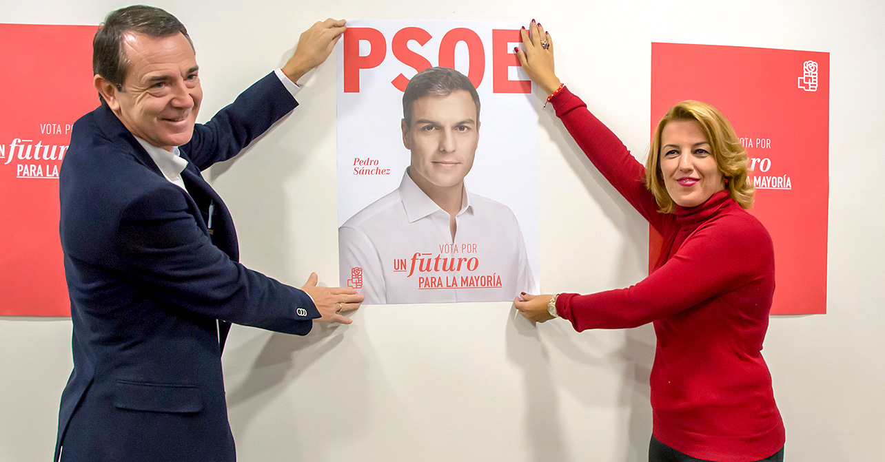 Tradicional pegada de carteles que han realizado los candidatos del PSOE de Almería a las Cortes Generales con motivo del inicio de la campaña electoral