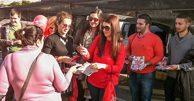 Reparto en Adra organizado por Juventudes Socialistas en el que se han explicado las medidas contempladas en el programa electoral del PSOE para apoyar a los jóvenes