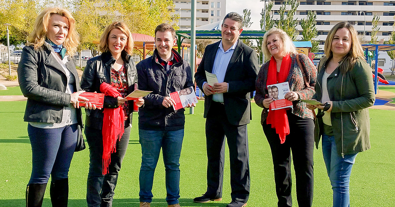 Reparto que ha realizado la cabeza de lista del PSOE de Almería al Congreso, Sonia Ferrer, en el parque infantil de Villablanca