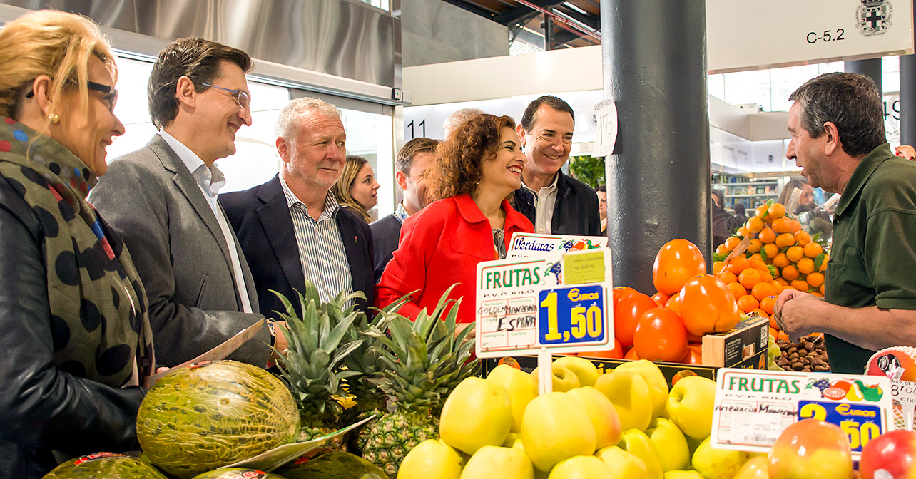 Reparto de material de campaña que ha realizado en el Mercado Central de Almería la consejera de Hacienda, María Jesús Montero