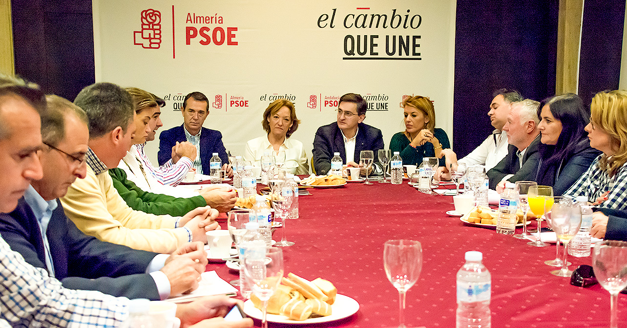Reunión mantenida con el sector agrícola por candidatos al Congreso y el Senado del PSOE de Almería, la consejera de Agricultura y el secretario general del PSOE almeriense