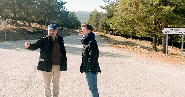 El candidato al Congreso Emilio Sánchez de Amo y el alcalde de Bacares, José Segura, en la sierra de Los Filabres