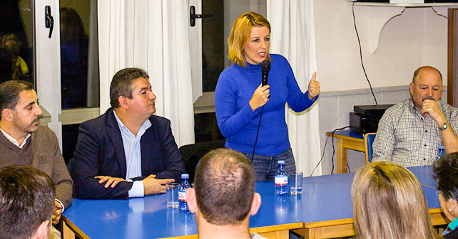La cabeza de lista del PSOE de Almería al Congreso, Sonia Ferrer, en un encuentro con vecinos en Macael