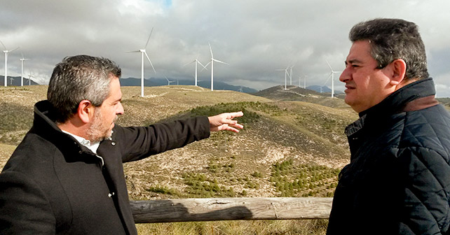 El candidato del PSOE de Almería al Congreso Francisco Giménez, junto al alcalde de Serón, Juan Antonio Lorenzo, en una visita a un parque eólico