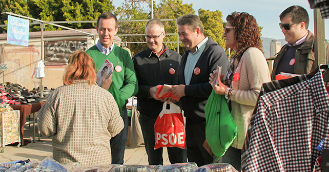 EL EJIDO. Los socialistas ejidenses recorren el mercadillo de El Ejido para presentar sus propuestas a los ciudadanos junto al candidato al Congreso Paco Giménez