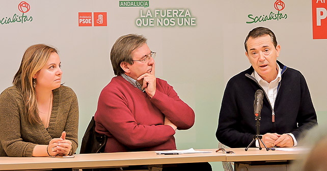 Fernando Martínez (centro), secretario general del PSOE de Almería capital, junto a Carmen Núñez, vicesecretaria general del PSOE de Almería capital y el portavoz del PSOE en el Ayuntamiento de Almería, Juan Carlos Pérez Navas