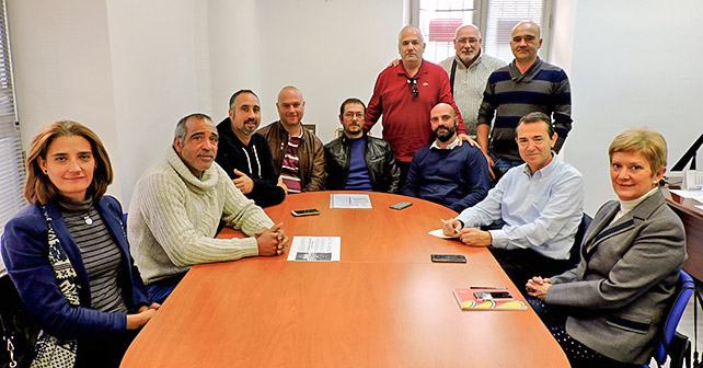 Reunión mantenida por el portavoz socialista en el Ayuntamiento de Almería, Juan Carlos Pérez Navas, con los trabajadores de Aqualia