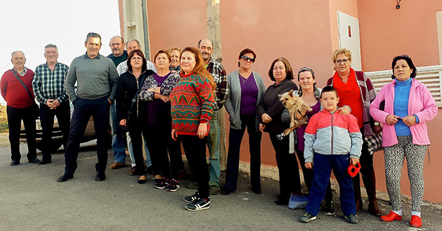 El concejal del PSOE en el Ayuntamiento de Almería, Indalecio Gutiérrez, que ha estado visitando la zona junto a vecinos de Rambla Lechuga (El Alquián) y demanda alumbrado para parte de esta barriada al equipo de gobierno del PP