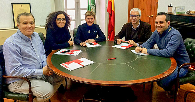 Reunión de los concejales del Grupo Municipal Socialista en el Ayuntamiento de Almería, Consuelo Rumí y Manuel Vallejo, con Cruz Roja