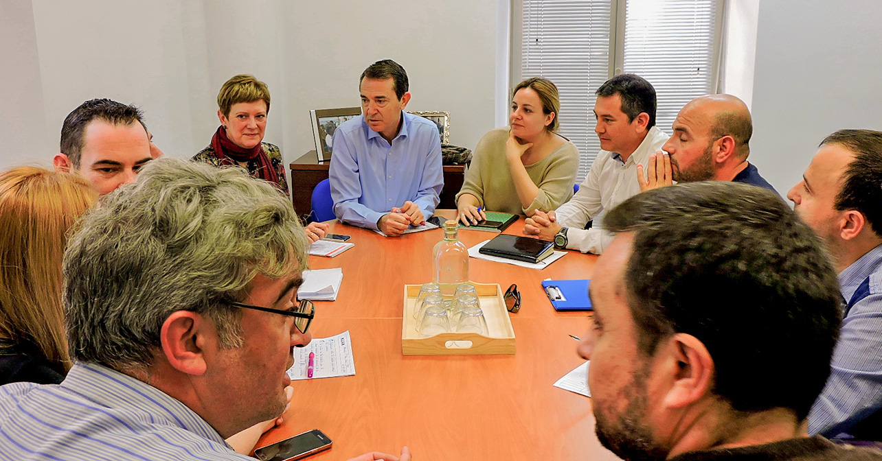 Reunión celebrada entre el Grupo Socialista en el Ayuntamiento de Almería y los trabajadores de Surbus en la que ha participado el portavoz del PSOE, Juan Carlos Pérez Navas