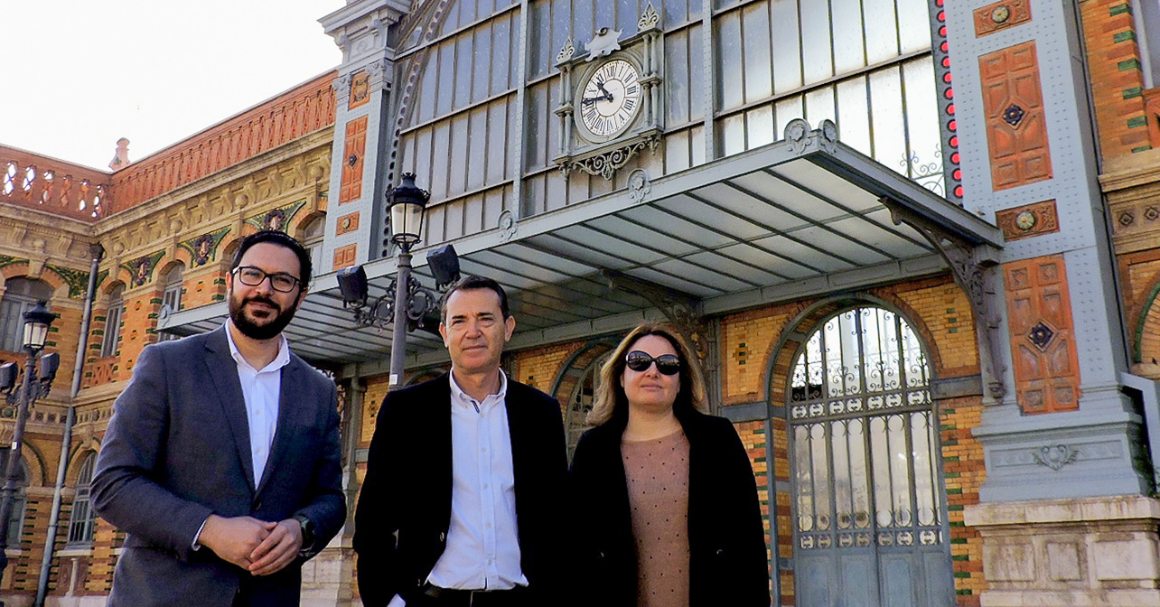 Pérez Navas junto a la viceportavoz socialista, Carmen Núñez, y el concejal Cristóbal Díaz frente a la Estación de Almería