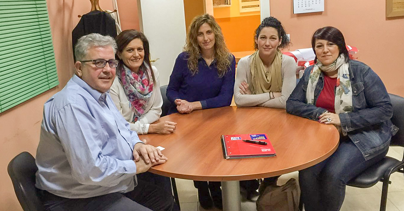 Tomás Elorrieta y María del Mar Suero, con representantes del AMPA Murgi