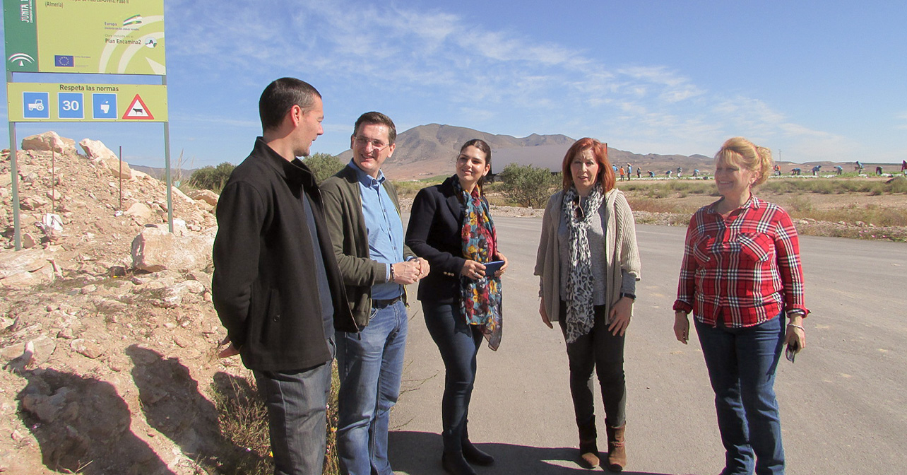 Visita que han realizado los parlamentarios andaluces del PSOE de Almería José Luis Sánchez Teruel, Caridad López, Adela Segura y Noemí Cruz y el concejal socialista de Huércal-Overa Alonso García a uno de los caminos rurales arreglados por la Junta de Andalucía en este municipio