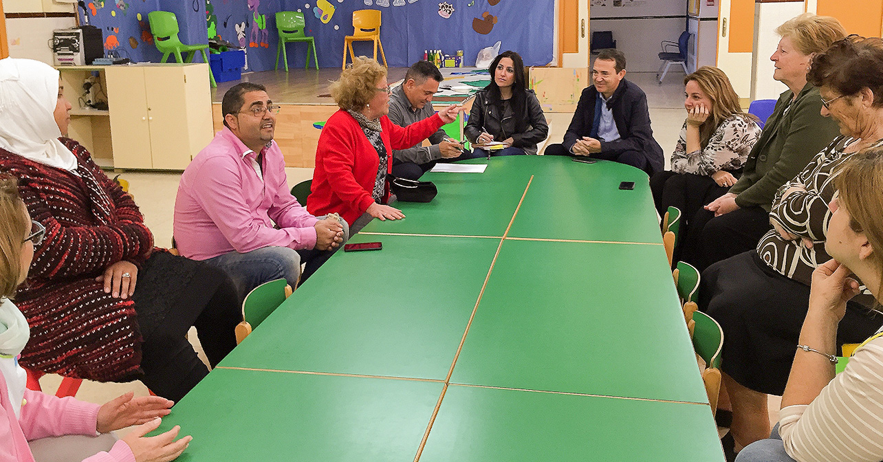 Reunión mantenida por los concejales del PSOE en el Ayuntamiento de Almería con los miembros de la Mesa Comunitaria de El Puche