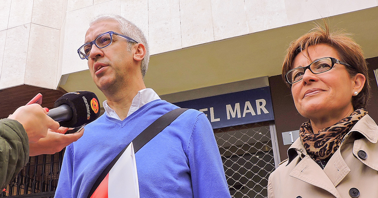 Manuel Vallejo y Adriana Valverde frente al edificio Virgen del Mar