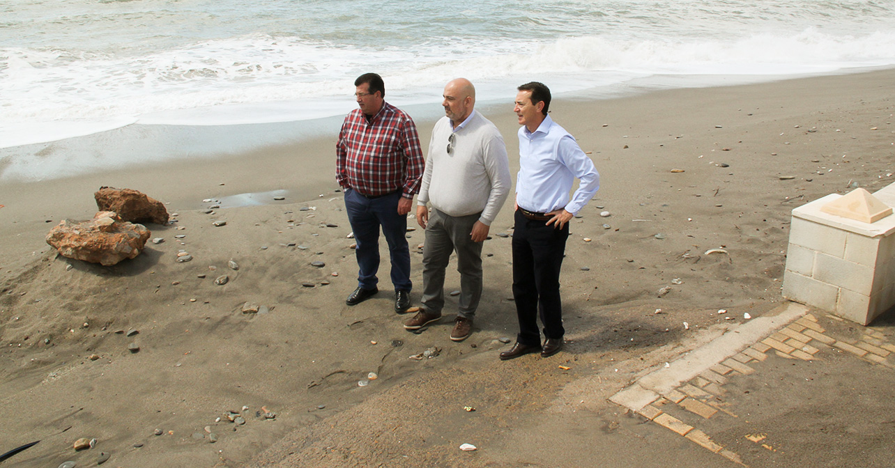 Los concejales socialistas en el Ayuntamiento de El Ejido, José Miguel Alarcón y Juan José Callejón, junto al senador, Juan Carlos Pérez Navas, en la playa de Balerma