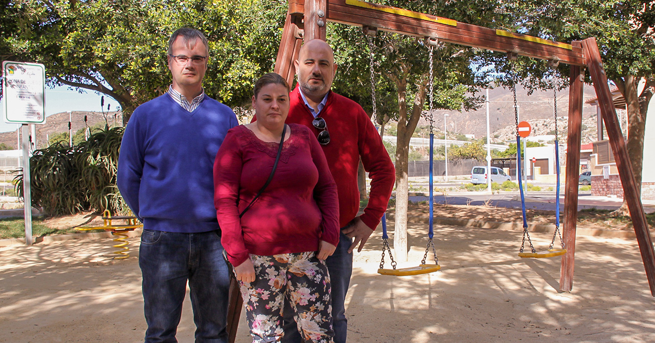 Juan Godoy, Mercedes Gómez y Juan José Callejón, en el parque de Pampanico