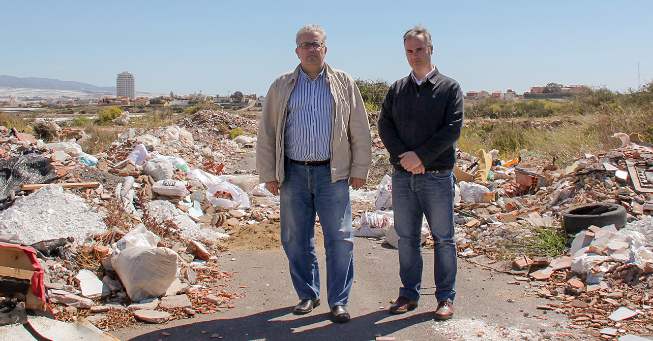 Tomás Elorrieta y Juan Godoy, en un vertedero junto al parque de La Cañada de Ugíjar