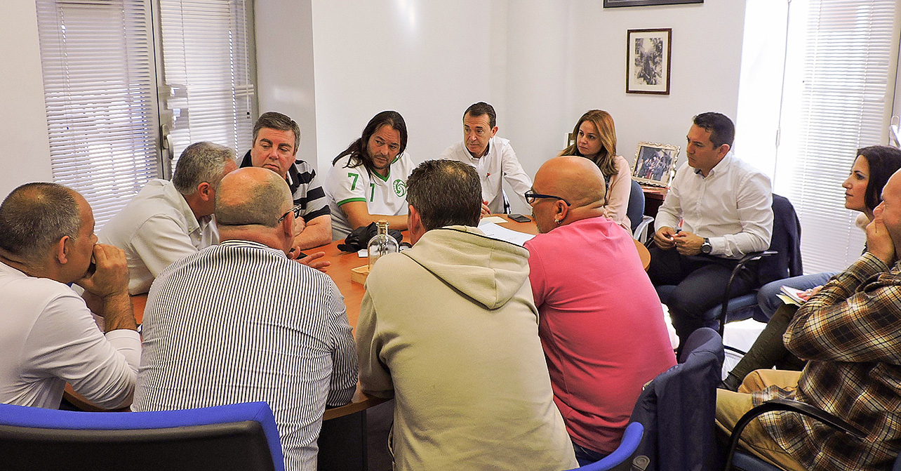 Reunión entre el Grupo Socialista en el Ayuntamiento de Almería y trabajadores de la empresa concesionaria del servicio municipal de limpieza