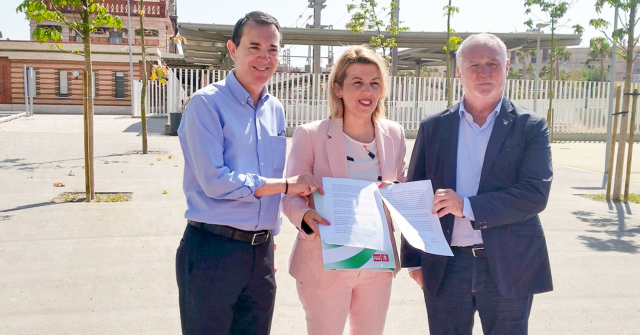 Declaraciones sobre el tren realizadas en el Parque de la Estación por los candidatos del PSOE de Almería a las Cortes Generales