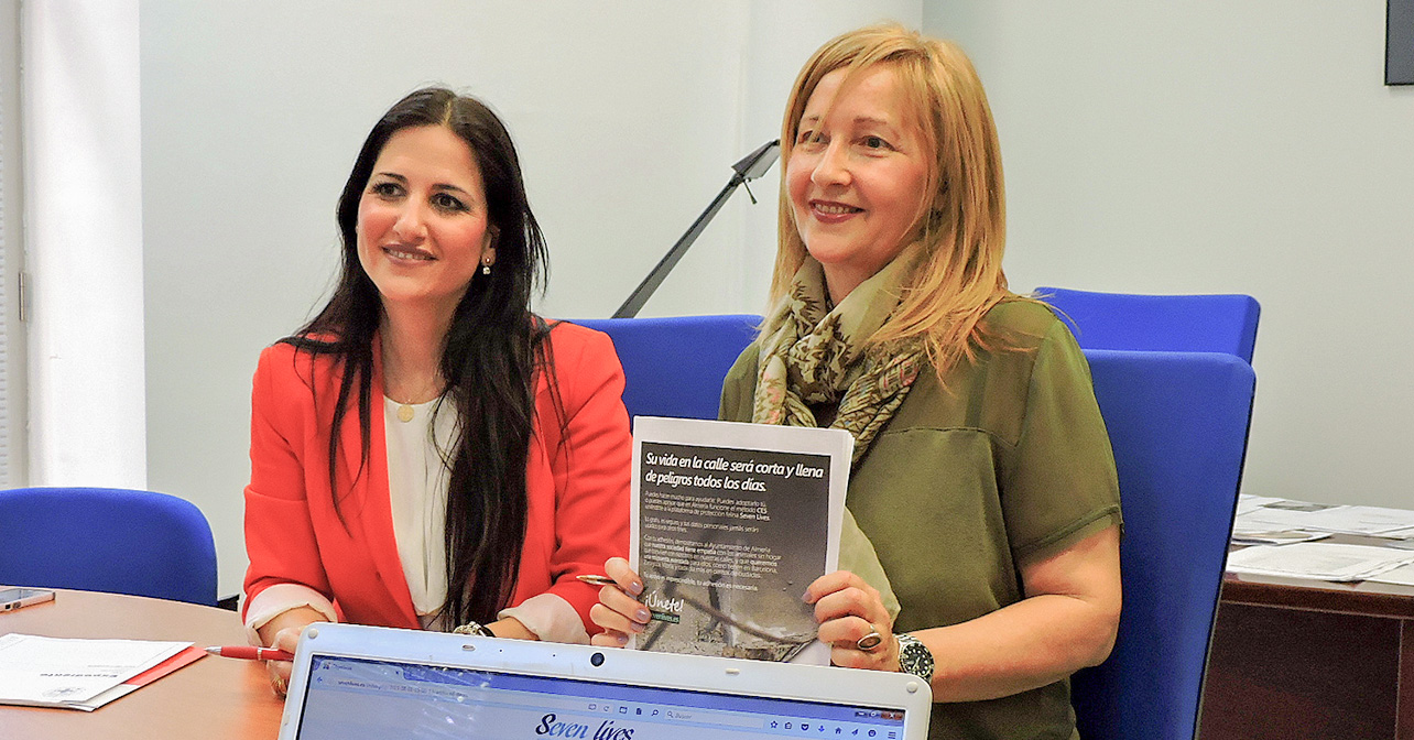 La concejala socialista en el Ayuntamiento de Almería Inés Plaza, junto a la portavoz de la Plataforma Seven Lives, Fátima Estévanez