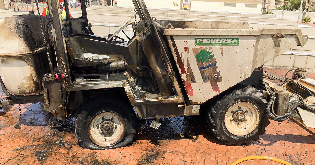 Vehículo de limpieza tras el incendio en Adra