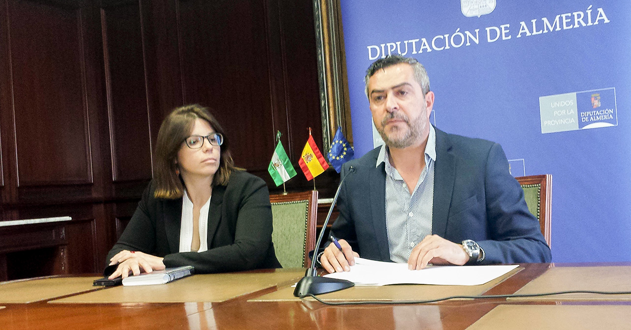 Rueda de prensa que ha ofrecido el portavoz del Grupo Socialista en la Diputación, Juan Antonio Lorenzo, junto a la diputada provincial Ángeles Castillo