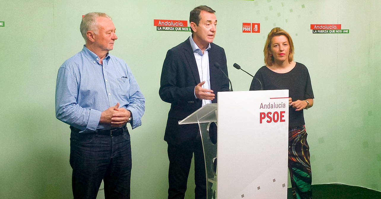 Rueda de prensa que ha ofrecido el cabeza de lista del PSOE de Almería al Senado, Juan Carlos Pérez Navas, junto a los candidatos al Congreso Sonia Ferrer y Juan Jiménez