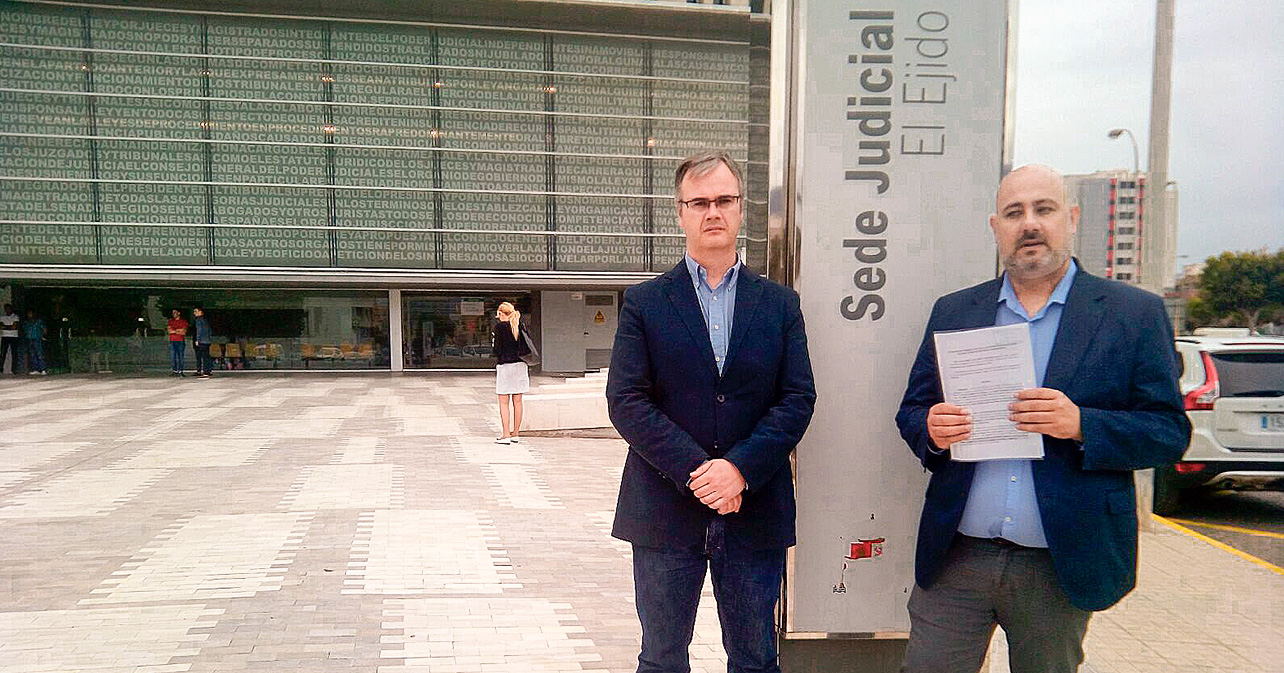 Los concejales socialistas Juan Godoy y Juan José Callejón, junto a la sede judicial ejidense