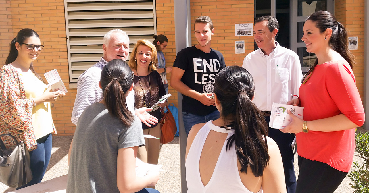 Reparto de la campaña #DaleBoletoARajoy que han realizado candidatos del PSOE de Almería a las Cortes en la UAL