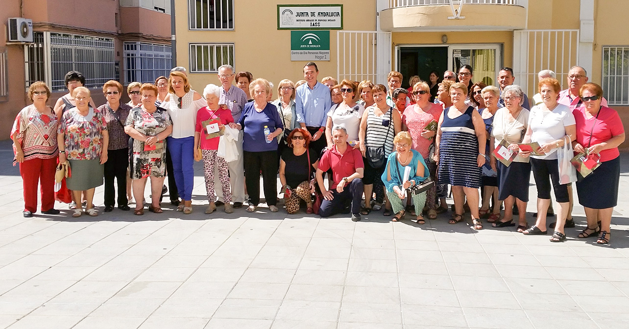 Visita de Sonia Ferrer y Juan Carlos Pérez Navas al Centro de Participación Activa de Mayores de Las 500 Viviendas de Almería