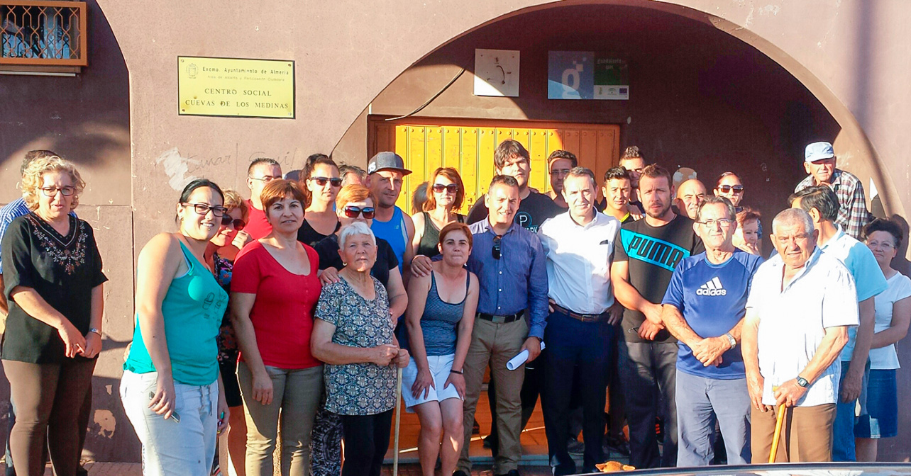 Visita del portavoz del PSOE en el Ayuntamiento de Almería, Juan Carlos Pérez Navas, a Cuevas de Los Medina