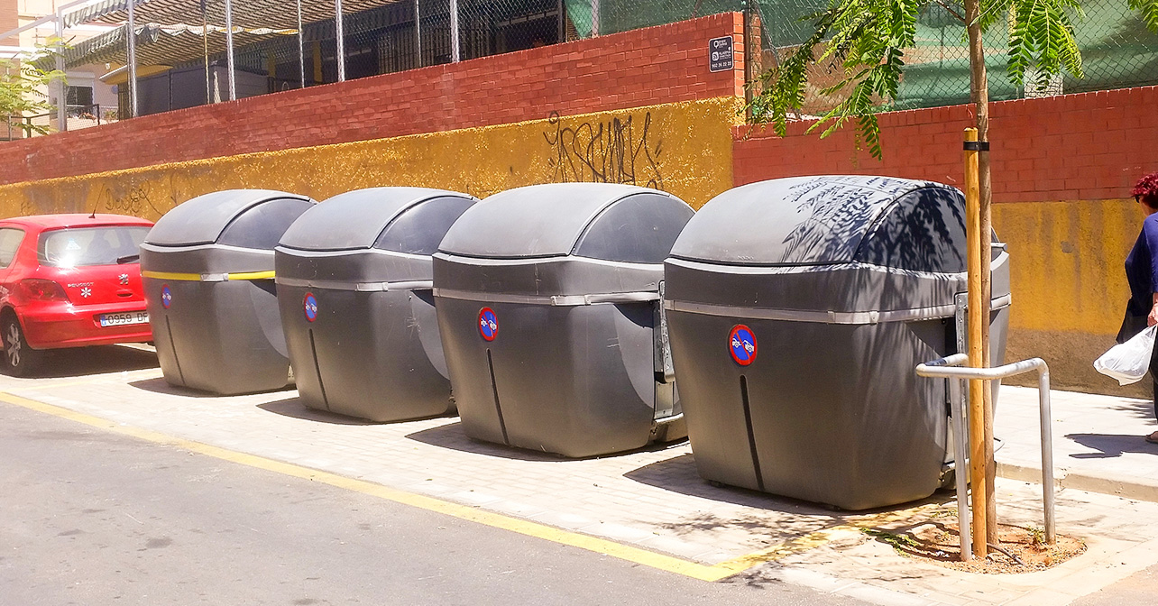 Contenedores junto al Centro Infantil La Esmeralda (Los Ángeles, Almería)