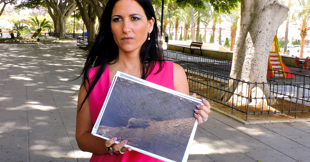 La concejala del PSOE en el Ayuntamiento de Almería, Inés Plaza, denuncia la plaga de ratas en el Parque Nicolás Salmerón