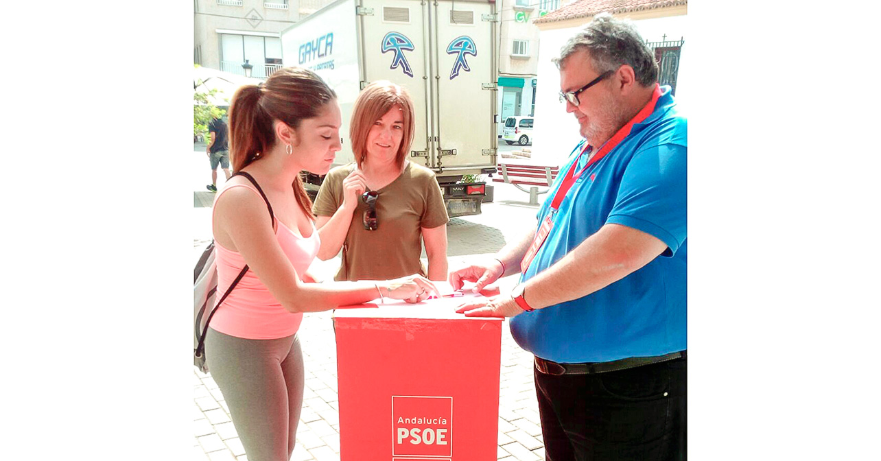 Manolo García, portavoz socialista en el Ayuntamiento de Roquetas de Mar, junto a unas vecinas